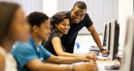 17718232-groupe-d-étudiants-américains-africains-dans-la-salle-informatique